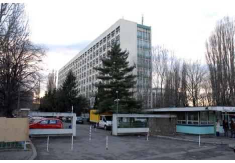 PAS ÎNAPOI. Spitalul Municipal a fost construit în urmă cu patru decenii ca spital de pediatrie regional, pentru judeţele Bihor, Arad, Sălaj şi Satu Mare. Cum demografia a scăzut de atunci de la 23 la 9 naşteri anuale la mia de locuitori, patru din cele opt etaje au fost nefolosite cu anii, iar unitatea s-a degradat continuu, fiind revitalizată numai prin aducerea unor secţii de adulţi începând cu anul 2005. Acum, însă, managerul Marilena Crişan l-ar vrea la fel cum era. Adică pe jumătate gol...